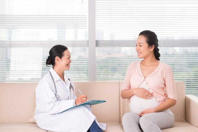 Ilustrasi ibu hamil sedang berkonsultasi dengan dokter Foto: Shutterstock