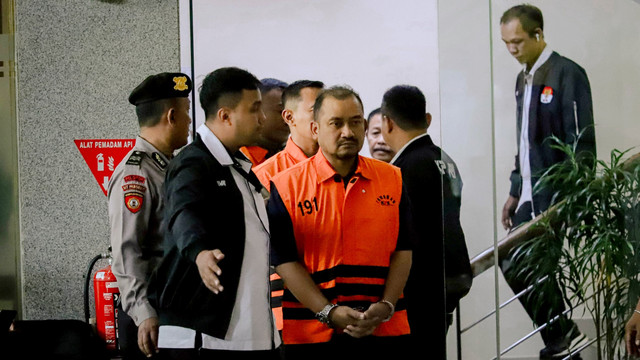 Bupati Pemalang Anom Widiyantoro bersama para tersangka berjalan menuju mobil tahanan usai menjalani pemeriksaan di Gedung Merah Putih KPK, Jakarta, Kamis (30/7/2026). Foto: Jamal Ramadhan/kumparan