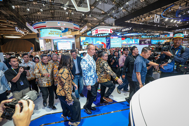 Menteri Perindustrian Agus Gumiwang Kartasasmita mengunjungi salah satu booth pameran kendaraan saat pembukaan Gaikindo Indonesia International Auto Show (GIIAS) 2026 di ICE BSD, Tangerang, Banten, Kamis (30/7/2026). Foto: Aditia Noviansyah/kumparan