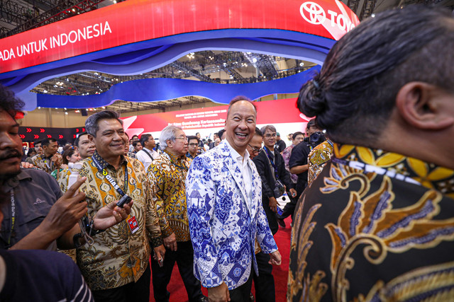Menteri Perindustrian Agus Gumiwang Kartasasmita mengunjungi salah satu booth pameran kendaraan saat pembukaan Gaikindo Indonesia International Auto Show (GIIAS) 2026 di ICE BSD, Tangerang, Banten, Kamis (30/7/2026). Foto: Aditia Noviansyah/kumparan