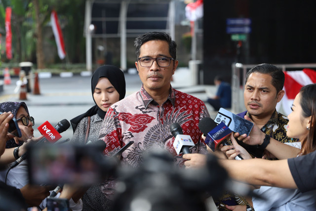 Pengacara Febri Diansyah berbicara kepada wartawan terkait proses hukum kasus dugaan korupsi mantan Jampidsus Febrie Adriansyah di halaman Gedung Merah Putih KPK, Jakarta, Kamis (30/7/2026). Foto: Jamal Ramadhan/kumparan
