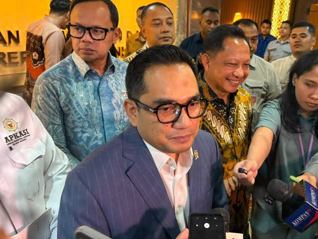 Mendagri Tito Karnavian dan Ketua Komisi II DPR Rifqinizamy Karsayuda di Kompleks Parlemen, Senayan, Jakarta, Kamis (30/7/2026). Foto: Nasywa Athifah/kumparan