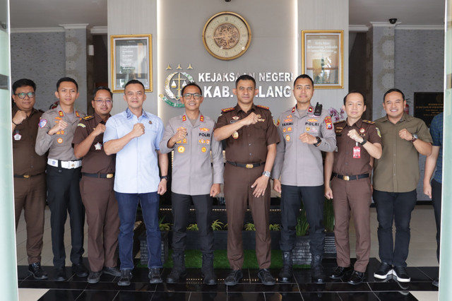 Kapolres Malang, AKBP Rulian Syauri bertemu bertemu Kantor Kejaksaan Negeri Kabupaten Malang dan disambut Kepala Kejaksaan Negeri Kabupaten Malang, Dr. Fahmi. Foto: Dok. Istimewa