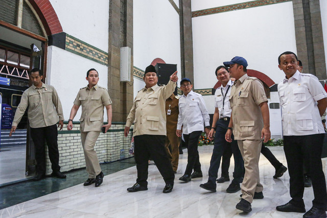 Presiden Prabowo Subianto meninjau ruangan saat peresmian revitalisasi Cagar Budaya Nasional Stasiun Semarang Tawang, Jateng, Kamis (30/7/2026). Dalam peninjauan tersebut, Presiden didampingi Menbud Fadli Zon dan Gubernur Jateng Ahmad Luthfi. Foto: Makna Zaezar/ANTARA FOTO