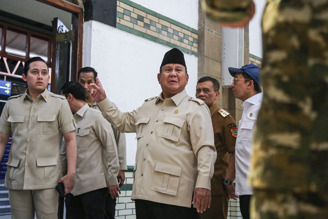 Presiden Prabowo Subianto meninjau ruangan saat peresmian revitalisasi Cagar Budaya Nasional Stasiun Semarang Tawang, Jateng, Kamis (30/7/2026). Dalam peninjauan tersebut, Presiden didampingi Menbud Fadli Zon dan Gubernur Jateng Ahmad Luthfi. Foto: Makna Zaezar/ANTARA FOTO