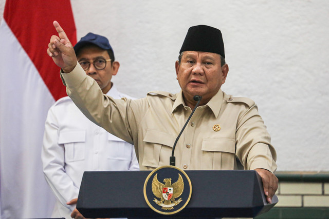 Presiden Prabowo Subianto (kanan) didampingi Menteri Kebudayaan Fadli Zon (kiri) menyampaikan pidato saat peresmian hasil program revitalisasi Cagar Budaya Nasional di Stasiun Semarang Tawang, Semarang, Jawa Tengah, Kamis (30/7/2026). Foto: Makna Zaezar/ANTARA FOTO