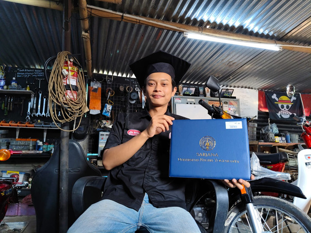 Dana Brata Fitriawan Kusuma (24), berhasil lulus kuliah di UNY dengan biaya sendiri. Dana membuka bengkel restorasi motor sejak SMK. Pesan almarhum jadi motivasinya. Foto: Arfiansyah Panji Purnandaru/kumparan