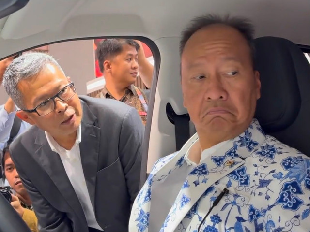Ekspresi terkejut Menteri Perindustrian (Menperin), Agus Gumiwang Kartasasmita, saat mendengar penjelasan harga Wuling Aira EV di GIIAS 2026. Foto: Alvian Yoga Yulianto/kumparan