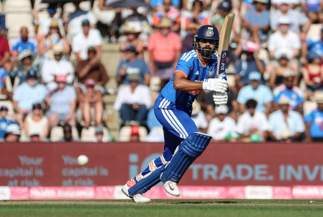 Pemain kriket India Shreyas Iyer berlari di antara wicket usai memukul bola pada laga T20 Internasional kelima antara Inggris dan India di Utilita Bowl, Southampton, Sabtu (11/7/2026). Foto: Cat Goryn/REUTERS