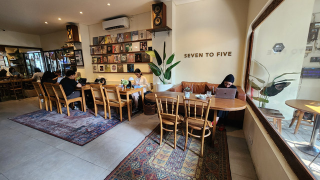 Seven to Five, hidden coffee shop di Mampang, Jakarta Selatan yang cocok buat WFC. Foto: Azalia Amadea/Kumparan