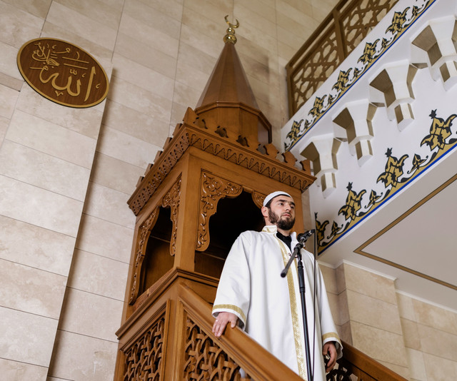 Seseorang sedang memulai azan foto by Pexels