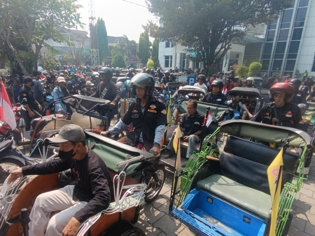 Ratusan sopir becak motor (bentor) geruduk kantor Dinas Perhubungan (Dishub) DIY di Kapanewon Depok, Kabupaten Sleman, Kamis (30/7/2026). Foto: Argya D. Maheswara/kumparan