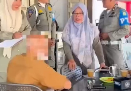 Satuan Polisi Pamong Praja dan Wilayatul Hisbah (Satpol PP dan WH) Aceh menjaring tiga Aparatur Sipil Negara (ASN) yang kedapatan berada di warung kopi saat jam kerja. Foto: Dok. Istimewa