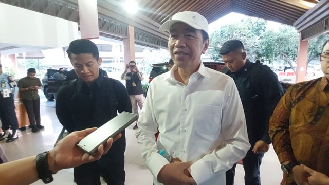 Presiden ke-7 Joko Widodo di Bandara Adi Soemarmo untuk melanjutkan safari politik bersama PSI ke NTT pada Jumat (31/7). Foto: Dok. kumparan