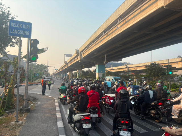 Suasana lampu merah pertigaan Kalimalang sebelum Mall Cipinang Indah, Jumat (31/7/2026). Foto: Pradya Tirta/kumparan