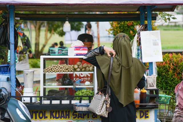 Pedagang kaki lima di Alun-alun Ketapang, Foto: Pangestu Firdaus Marlindo