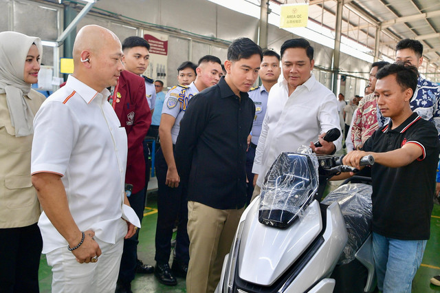Wakil Presiden Gibran Rakabuming meninjau PT Tangkas Motor Listrik Assembly Factory di Kabupaten Tangerang, Banten, Kamis (30/7/2026). Foto: Dok. BPMI Setwapres