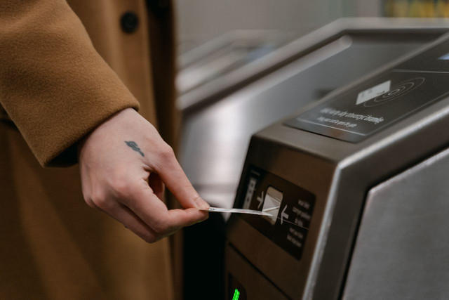 Ilustrasi membahas cara pakai kartu kredit naik MRT Jakarta. Foto: Pexels