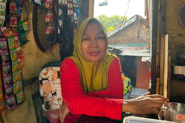 Sumiati (50), pedagang warung sekitar Pertigaan Kalimalang, Jumat (31/7/2026). Foto: Pradya Tirta/kumparan