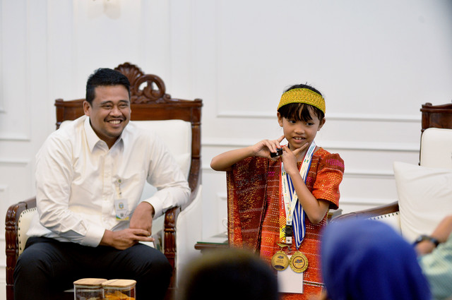 Caroline Cicilia Nababan, siswi peraih medali emas di ajang Asia Science & Mathematics Competition (ASMC) Global Round 2026 bertemu dengan Gubernur Sumut Bobby Nasution. Foto: Dok. Diskominfo Sumut