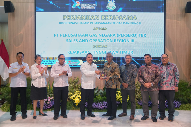Perusahaan Gas Negara (PGN) dan Kejaksaan Tinggi Jawa Timur menandatangani MoU di bidang Perdata dan Tata Usaha Negara dalam mendukung pengembangan infrastruktur gas bumi di wilayah Jawa Timur pada Rabu (29/7). Foto: Dok. Pertamina