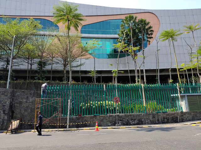 Sejumlah pekerja tampak sedang memasang pagar berwarna hijau di Pakuwon Mall Jogja yang berada di Jalan Ring Road Utara, Depok, Kabupaten Sleman, Jumat (31/7/2026). Foto: Arfiansyah Panji Purnandaru/kumparan