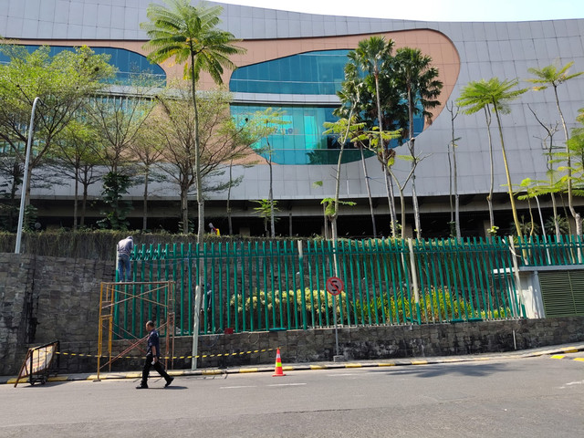 Sejumlah pekerja tampak sedang memasang pagar berwarna hijau di Pakuwon Mall Jogja yang berada di Jalan Ring Road Utara, Depok, Kabupaten Sleman, Jumat (31/7/2026). Foto: Arfiansyah Panji Purnandaru/kumparan