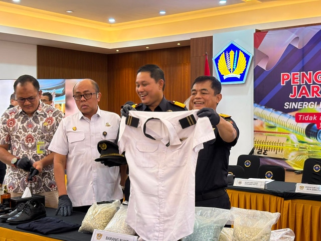 Konferensi Pers Pilot Malaysia Edarkan 26 Kg Ekstasi ke Jakarta di Gedung Bea Cukai. Foto: Rayyan Farhansyah/kumparan