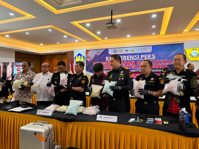 Konferensi Pers Pilot Malaysia Edarkan 26 Kg Ekstasi ke Jakarta di Gedung Bea Cukai. Foto: Rayyan Farhansyah/kumparan