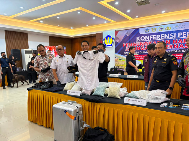 Konferensi Pers Pilot Malaysia Edarkan 26 Kg Ekstasi ke Jakarta di Gedung Bea Cukai. Foto: Rayyan Farhansyah/kumparan