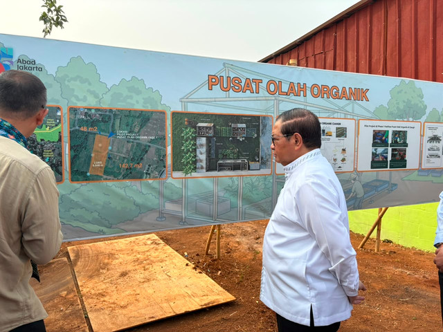 Gubernur DKI Jakarta Pramono Anung saat meninjau Pusat Olah Organik (POO) Dinas Lingkungan Hidup Provinsi DKI Jakarta di Ciangir, Kabupaten Tangerang, Banten, Jumat (31/7/2026). Foto: Nauval Pratama/kumparan