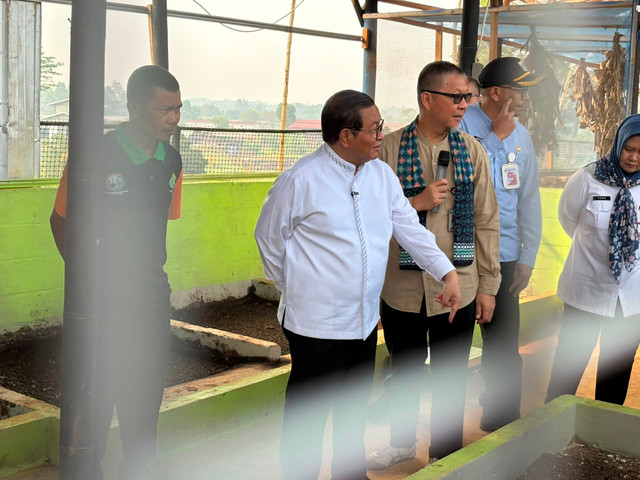 Gubernur DKI Jakarta Pramono Anung saat meninjau Pusat Olah Organik (POO) Dinas Lingkungan Hidup Provinsi DKI Jakarta di Ciangir, Kabupaten Tangerang, Banten, Jumat (31/7/2026). Foto: Nauval Pratama/kumparan