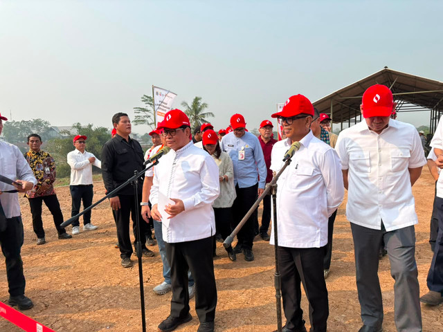 Gubernur DKI Jakarta Pramono Anung dan Gubernur Banten Andra Soni usai meninjau Pusat Olah Organik (POO) Dinas Lingkungan Hidup Provinsi DKI Jakarta di Ciangir, Kabupaten Tangerang, Banten, Jumat (31/7/2026). Foto: Nauval Pratama/kumparan