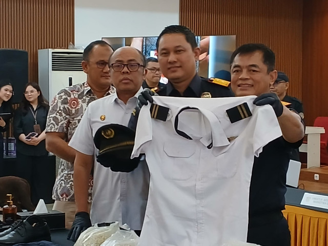 Petugas Bea Cukai menunjukkan barang bukti ekstasi dari pilot asal Malaysia, Jumat (31/7/2026). Foto: kumparan