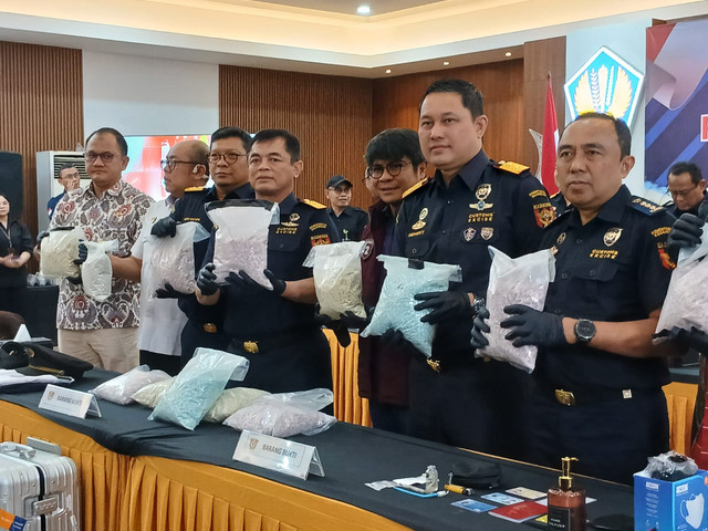 Petugas Bea Cukai menunjukkan barang bukti ekstasi dari pilot asal Malaysia, Jumat (31/7/2026). Foto: kumparan