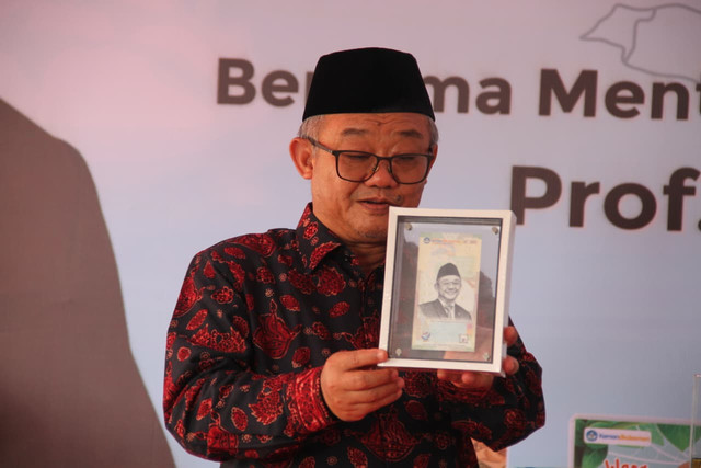 Mendikdasmen, Abdul Mu'ti meluncurkan 5 juta buku untuk SD dan SMP di kantor PT Pura Barutama, Kudus, Jawa Tengah pada Jumat (31/7/2026). Foto: Vega Ma'arrijil Ula/kumparan