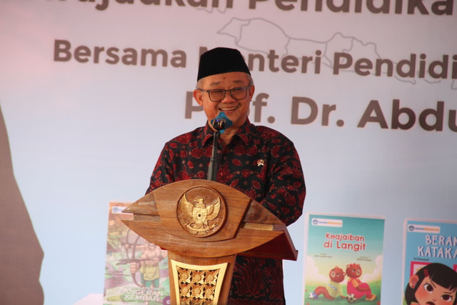 Mendikdasmen, Abdul Mu'ti memberikan sambutan sebelum meluncurkan 5 juta buku untuk SD dan SMP di Kudus, Jawa Tengah pada Jumat (31/7/2026). Foto: Vega Ma'arrijil Ula/kumparan