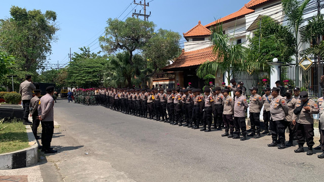 Aparat gabungan Polisi dan TNI berjaga di sekitar markas debt collector (DC) di Jalan Teuku Umar, Kecamatan Tegalsari, Surabaya, Jumat (31/7/2026). Foto: Farusma Okta Verdian/kumparan