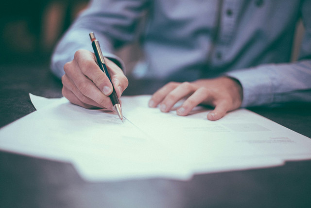 Contoh surat pemutusan hubungan kerja. Foto: Unsplash