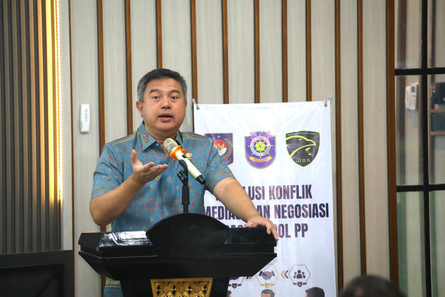 Sekjen Kemendagri Tomsi Tohir dorong Satpol PP lakukan transformasi menuju pelayanan publik yang humanis, profesional, dan dicintai masyarakat dalam pembukaan Bimtek ToT di Bogor, Jumat (31/7/2026). Foto: Kemendagri RI
