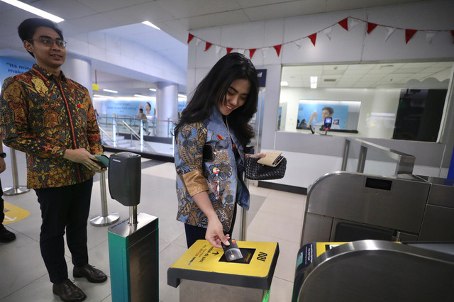 Peluncuran sistem pembayaran tiket dengan kartu kredit nirsentuh pada layanan MRT Jakarta di Stasiun MRT Bundaran HI, Rabu (29/7/2026). Foto: Pemprov DKI Jakarta