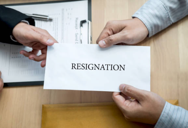 Ilustrasi surat pengunduran diri karyawan PT. Foto: iStock