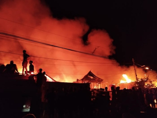 Kebakaran melanda permukiman padat penduduk di Makassar, Jumat (31/7/2026) dini hari WITA. Foto: Dok. Istimewa