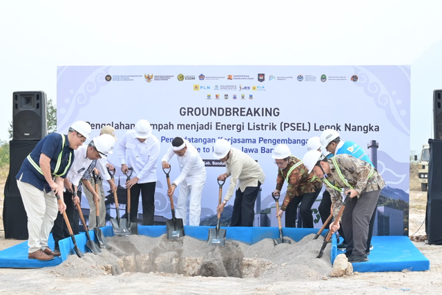 Wakil Menteri Energi dan Sumber Daya Mineral, Yuliot (tengah kedua dari kanan), Gubernur Jawa Barat, Dedi Mulyadi (tengah kedua dari kiri) beserta para stakeholder secara simbolis melakukan penimbunan pasir bersama-sama pada acara Groundbreaking Pengolahan Sampah menjadi Energi Listrik (PSEL) Legok Nangka di Bandung, Jawa Barat pada Rabu (29/7). Foto: Dok. PLN