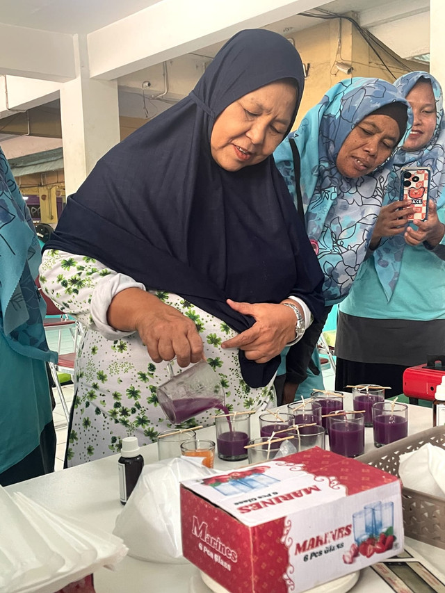 Pengabdian kepada Masyarakat (PkM) berbasis edukasi lingkungan dan pemberdayaan ekonomi lokal bagi Komunitas Perempuan di RPTRA Marunda, Jakarta Utara. Foto: Dok. Pribadi