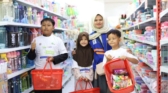 Belanja Bahagia Bersama 40 Anak-anak Yatim dari Desa Taraju, dan dilanjutkan Bermain ke Alun-alun Kuningan (Sumber: DT Peduli)