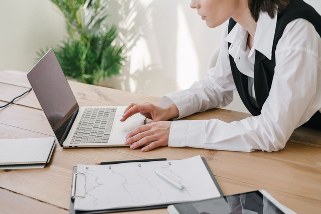 Ilustrasi cara mengatasi notifikasi akun belum terverifikasi di SP Datadik. Foto: Pexels
