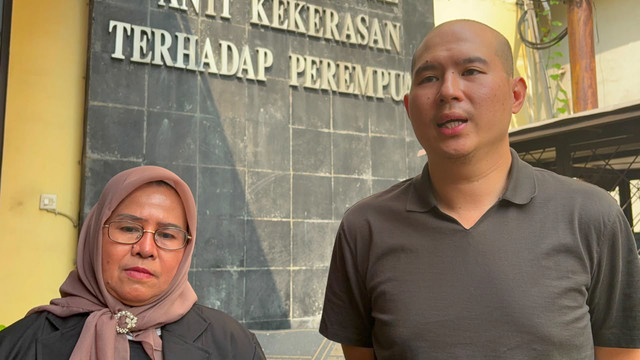 Pengacara Jesslyn, Andi Darti, bersama calon suami Jesslyn, Evan, memberikan keterangan di Komnas Perempuan, Jakarta Pusat, Jumat (31/7/2026). Foto: Ratu Shafa/kumparan
