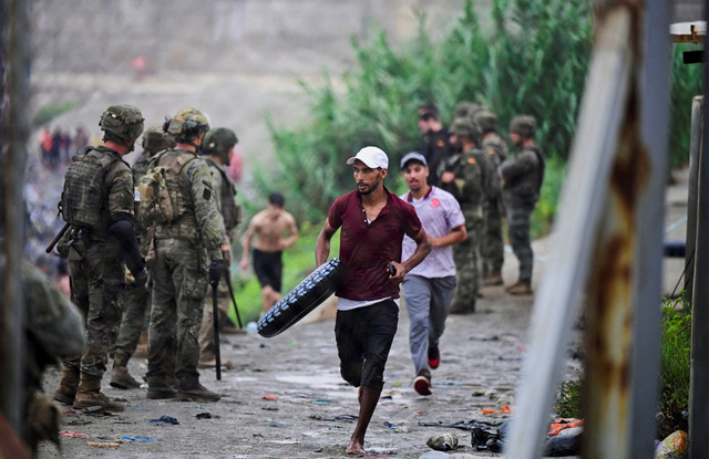 Para migran dari Maroko tiba di perbatasan Spanyol, di Ceuta, Spanyol, Jumat (31/7/2026). Foto: Fabian Bimmer/REUTERS