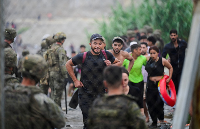 Para migran dari Maroko tiba di perbatasan Spanyol, di Ceuta, Spanyol, Jumat (31/7/2026). Foto: Fabian Bimmer/REUTERS